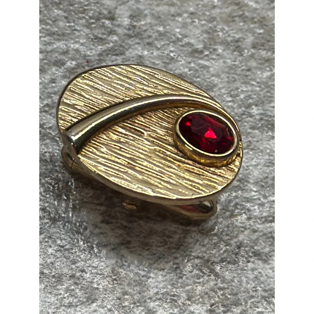 Vintage Swank Gold Tone Red Faux Ruby Textured Oval Toggle Back Cufflinks